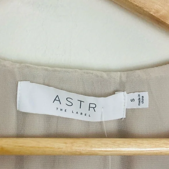 ASTR NWT feminine bubble hem & sleeve top IN champagne color. Small - Picture 3 of 6